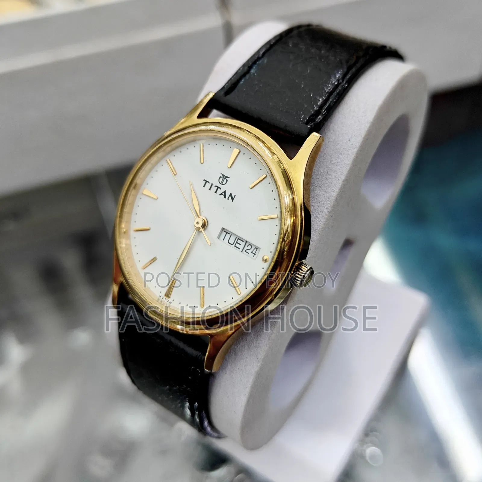 Titan Unisex Quartz Analog Watch. 35 Mm | Day-Date Function