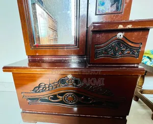 ড্রেসিং টেবিল