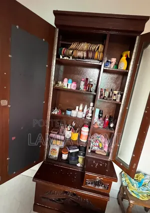 ড্রেসিং টেবিল
