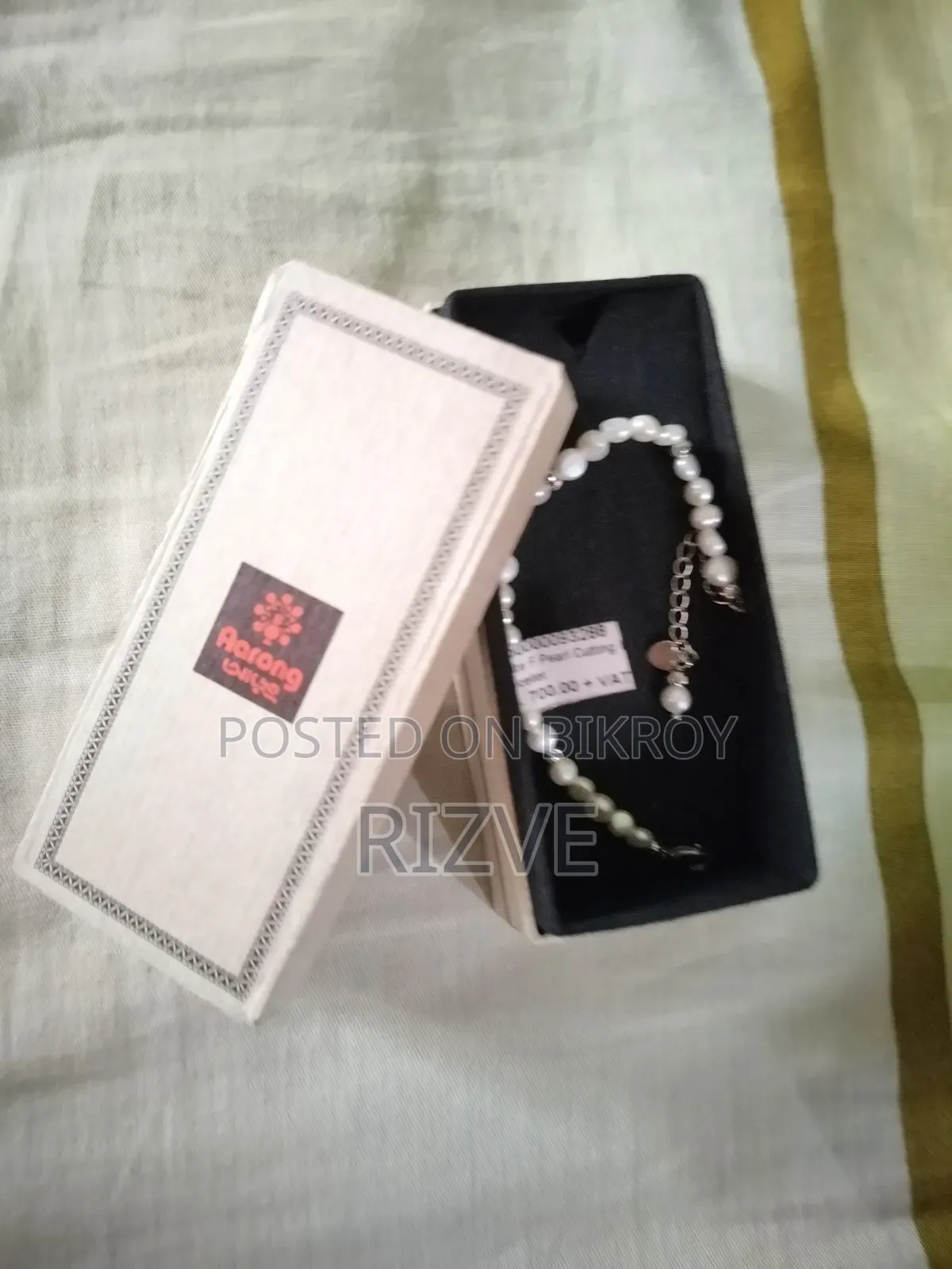 White F. Pearl Cutting Bracelet