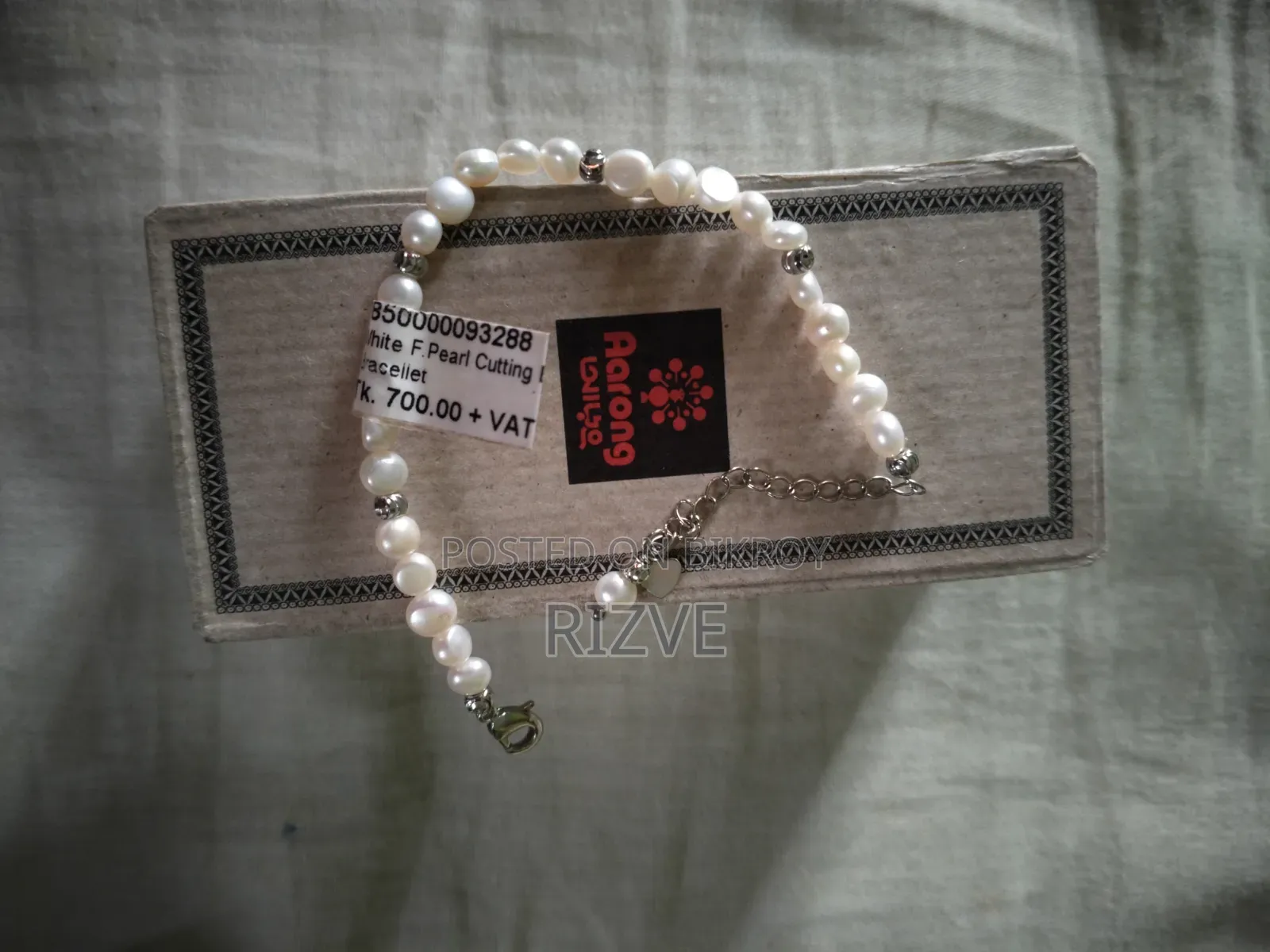 White F. Pearl Cutting Bracelet