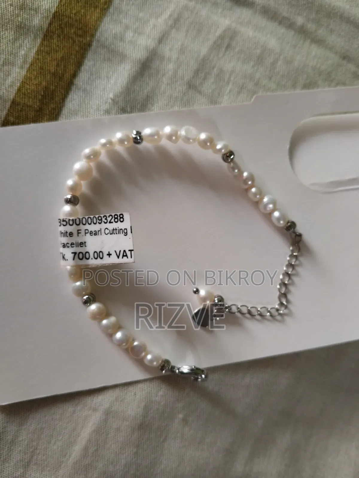 White F. Pearl Cutting Bracelet