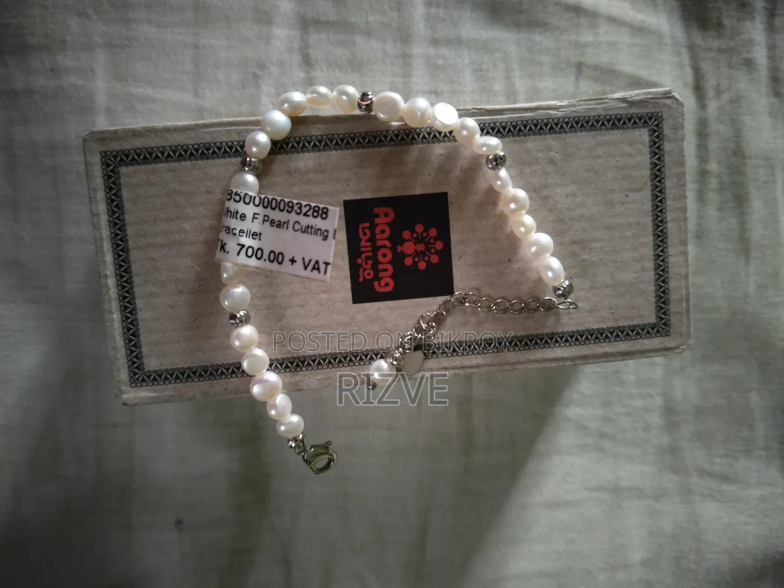 White F. Pearl Cutting Bracelet