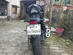 সুজুকি জিক্সার ২০২১ সিলভার