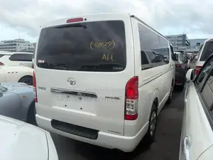 টয়োটা হাইএস ২০২২ সাদা