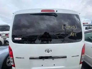 টয়োটা হাইএস ২০২২ সাদা