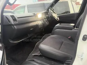 টয়োটা হাইএস ২০২২ সাদা