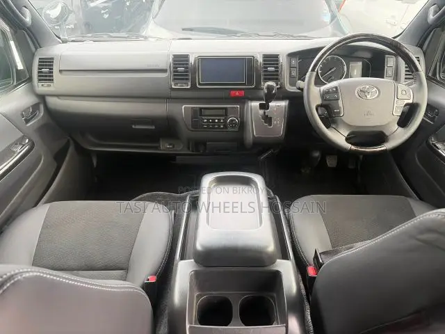 টয়োটা হাইএস ২০২২ সাদা