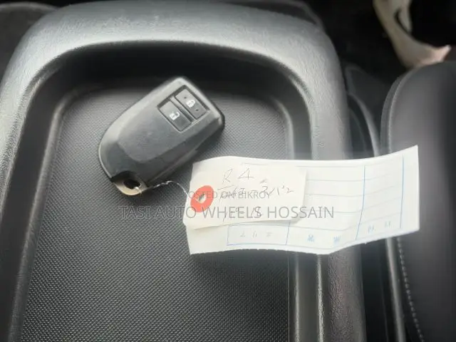 টয়োটা হাইএস ২০২২ সাদা