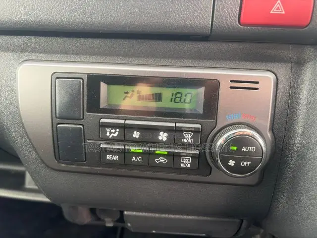 টয়োটা হাইএস ২০২২ সাদা