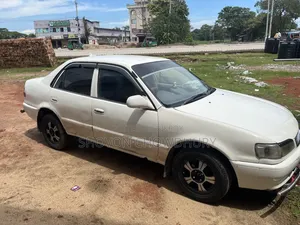 টয়োটা করোলা ১৯৯৮ সাদা