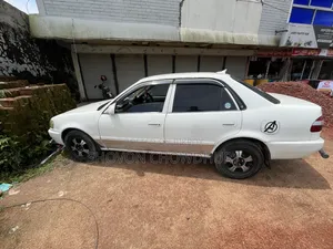 টয়োটা করোলা ১৯৯৮ সাদা