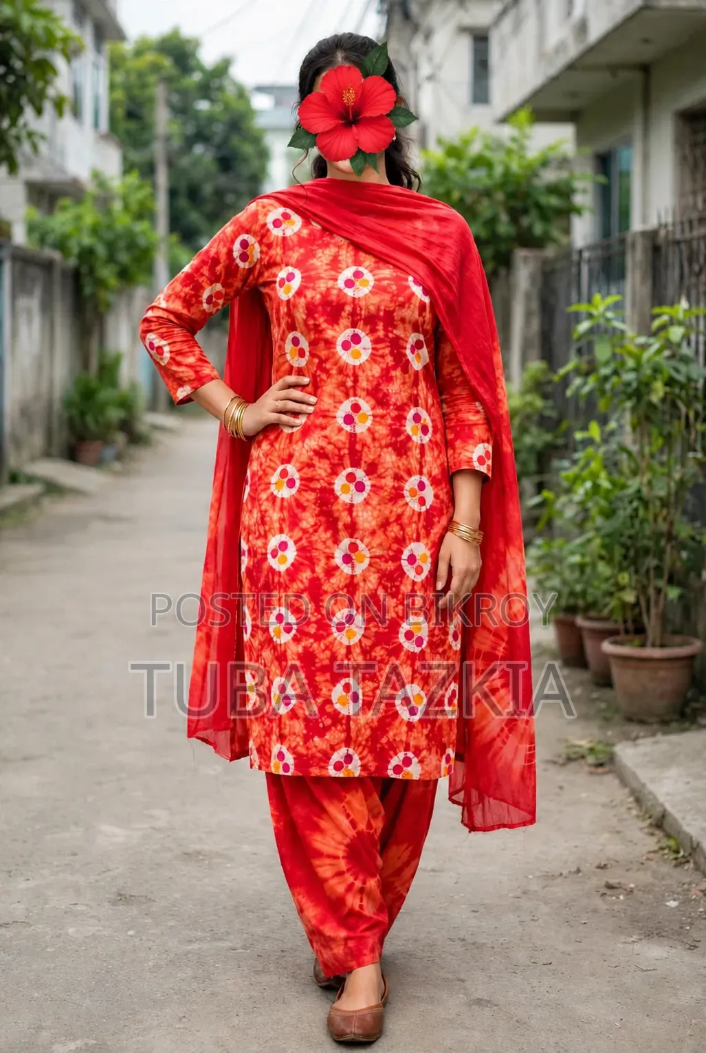একটা তাঁতের থ্রি পিস আরেকটা বাটিকের থ্রি পিস