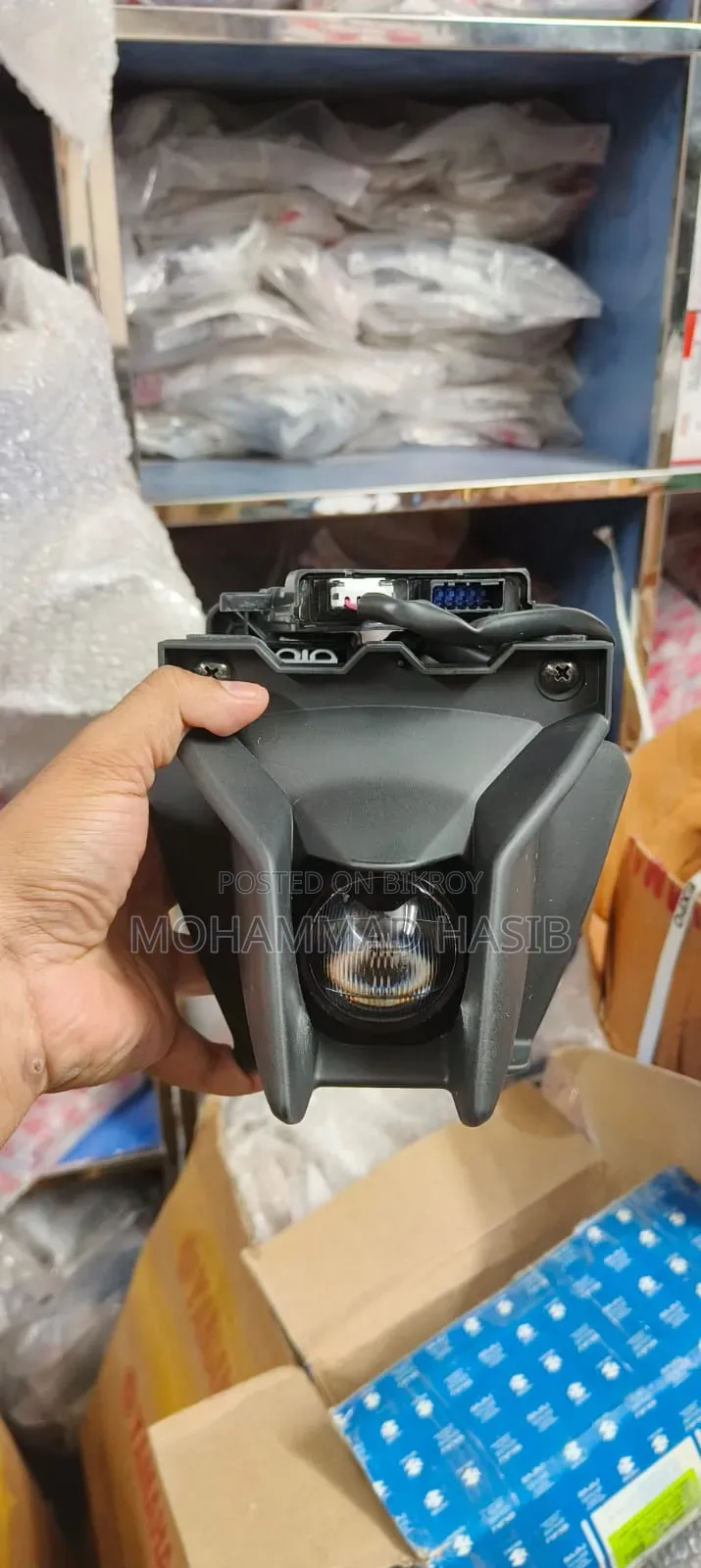 হেডলাইট আর১৫ ভি৪, আর১৫ এম