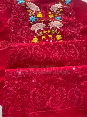 দক্ষ নারী দর্জি দ্বারা আধুনিক ডিজাইনের মহিলা ও বাচ্চাদের কাপড়