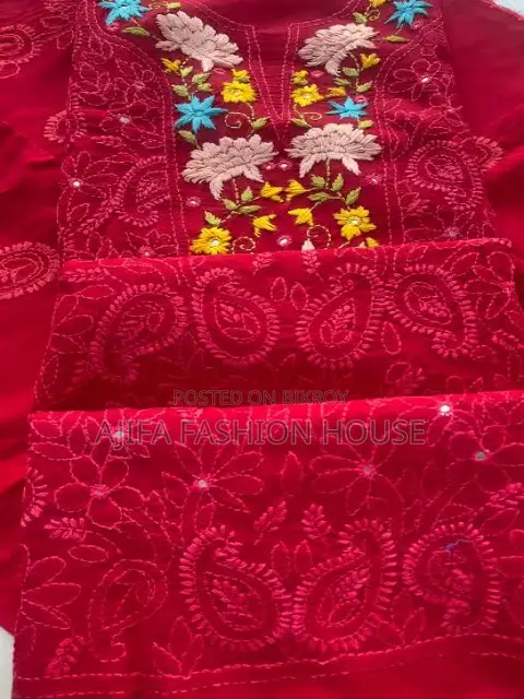 দক্ষ নারী দর্জি দ্বারা আধুনিক ডিজাইনের মহিলা ও বাচ্চাদের কাপড়