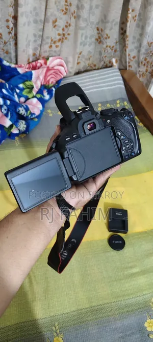 Canon 700-D. With 18-55mm Kit Lens. Bag.