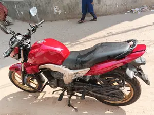 হোন্ডা সিবি ২০১৪ লাল