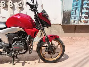 হোন্ডা সিবি ২০১৪ লাল