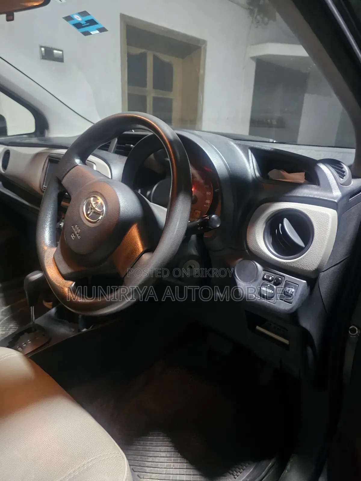 Toyota Vitz 1.3 All-Wheel Drive 5-Door 2012 Gray