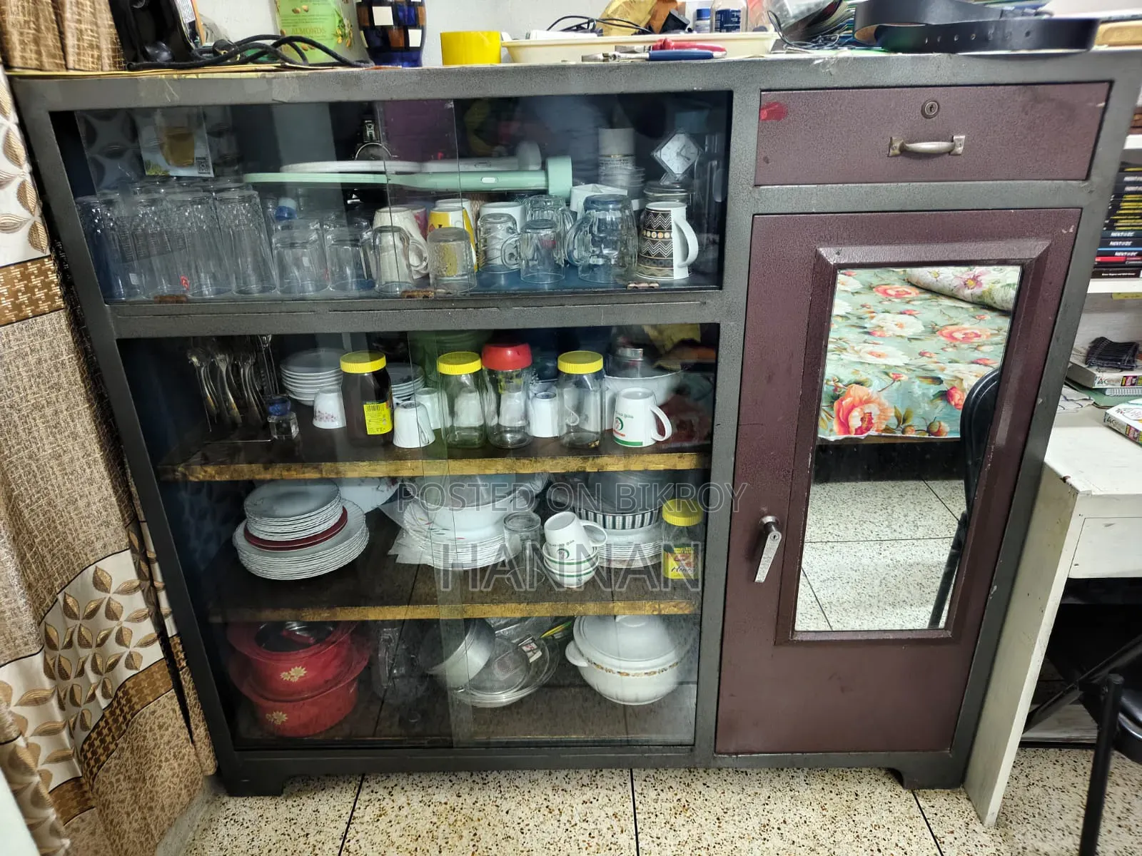 স্টিলের শোকেস