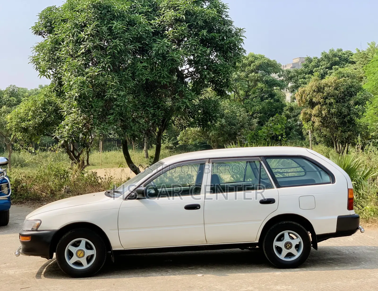 টয়োটা করোল্লা লিফটব্যাক ২০০০ সাদা