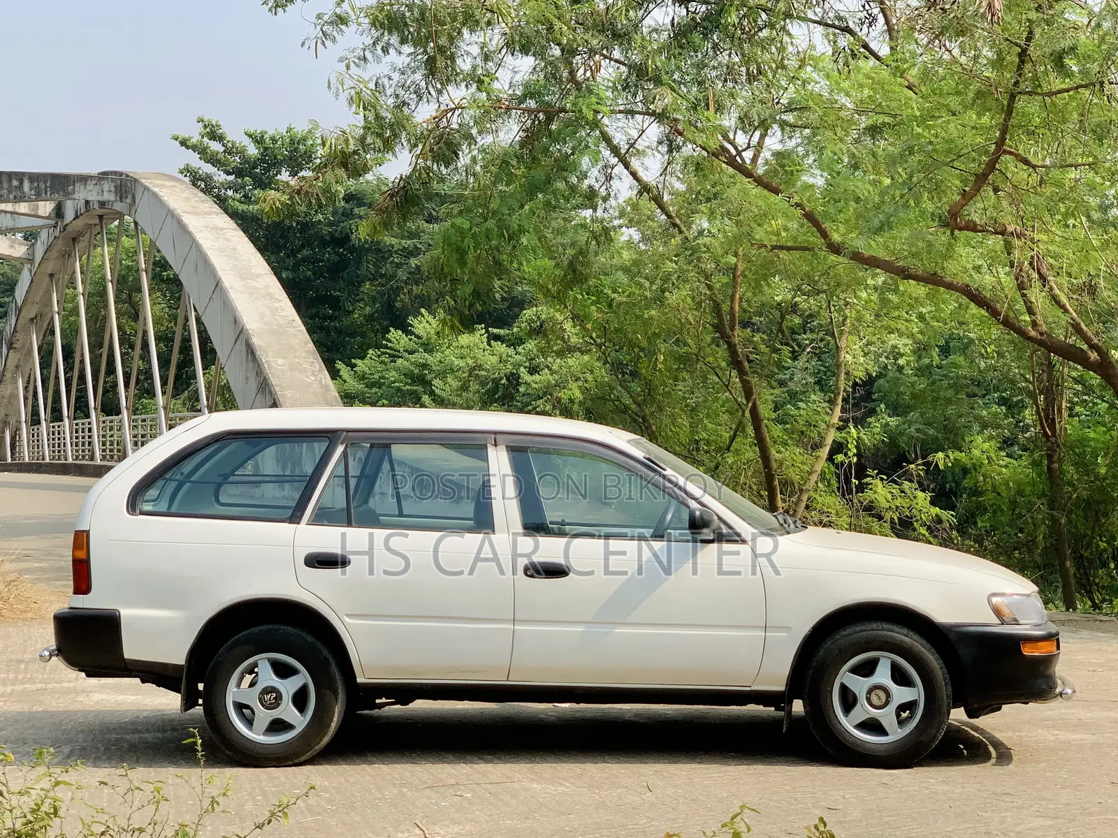 টয়োটা করোল্লা লিফটব্যাক ২০০০ সাদা