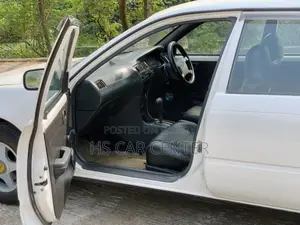 টয়োটা করোল্লা লিফটব্যাক ২০০০ সাদা