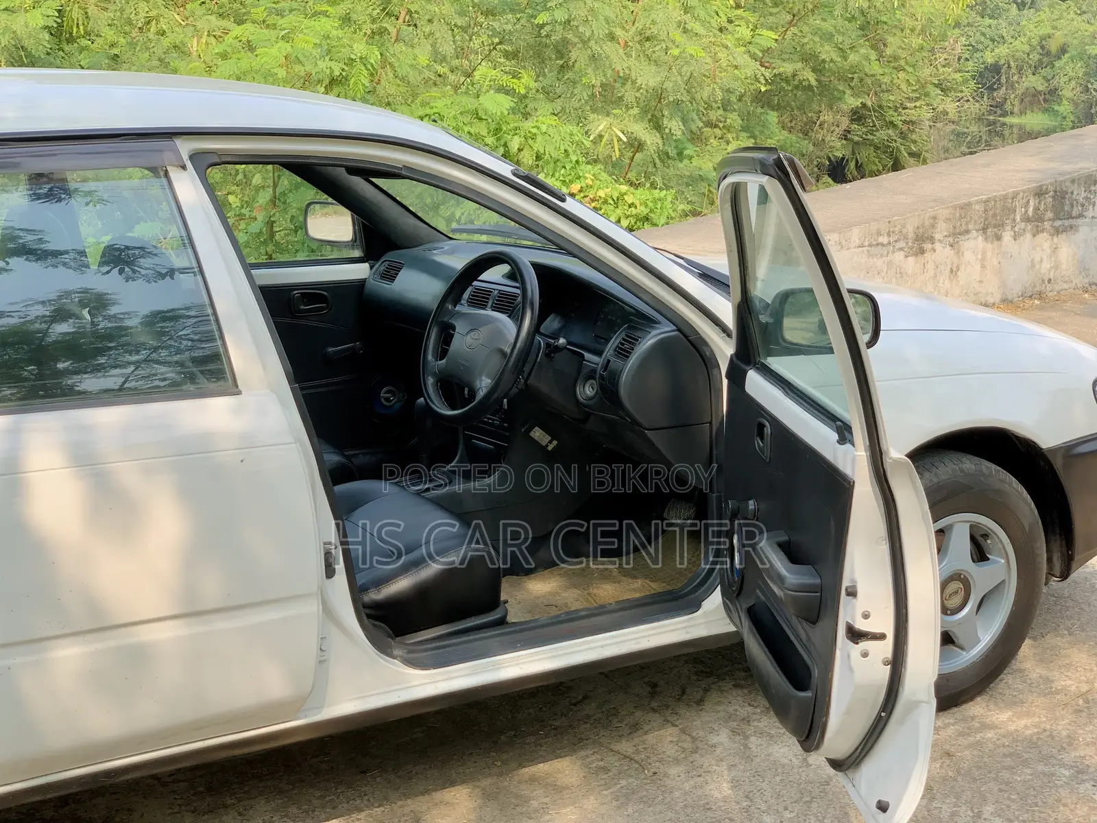 টয়োটা করোল্লা লিফটব্যাক ২০০০ সাদা