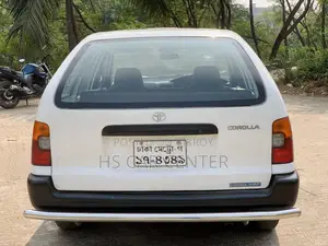 টয়োটা করোল্লা লিফটব্যাক ২০০০ সাদা