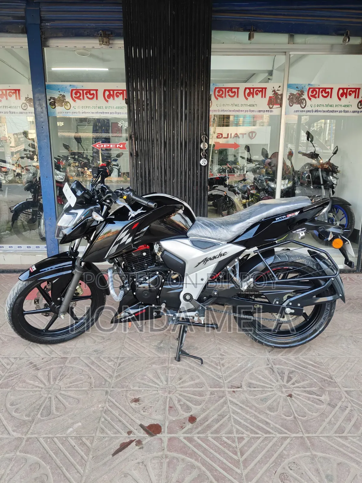 TVS Apache RTR 160 4V 2024 Black