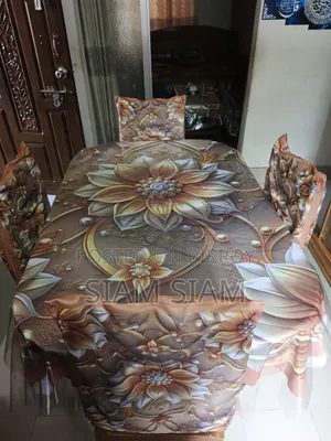 ডাইনিং টেবিল