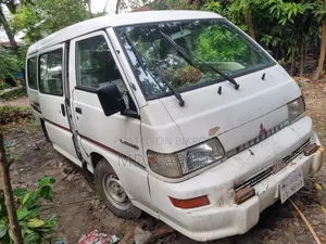 মিতসুবিশি এল ৩০০ ২০১৫ সাদা