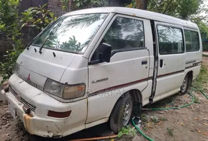 মিতসুবিশি এল ৩০০ ২০১৫ সাদা