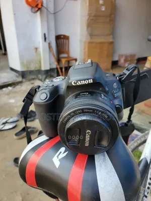 ক্যানন ২০০ডি ডিএসএলআর ক্যামেরা