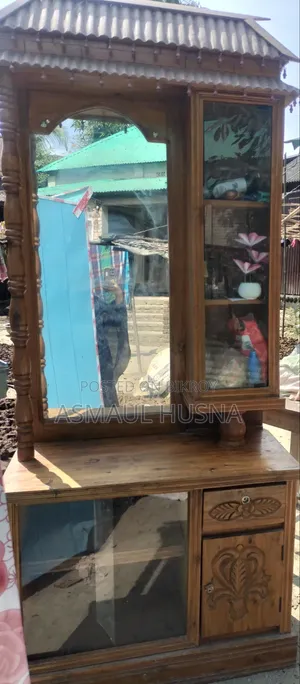 ১ টা ওয়াল সোকেস ১ টা ড্রেসিং টেবিল