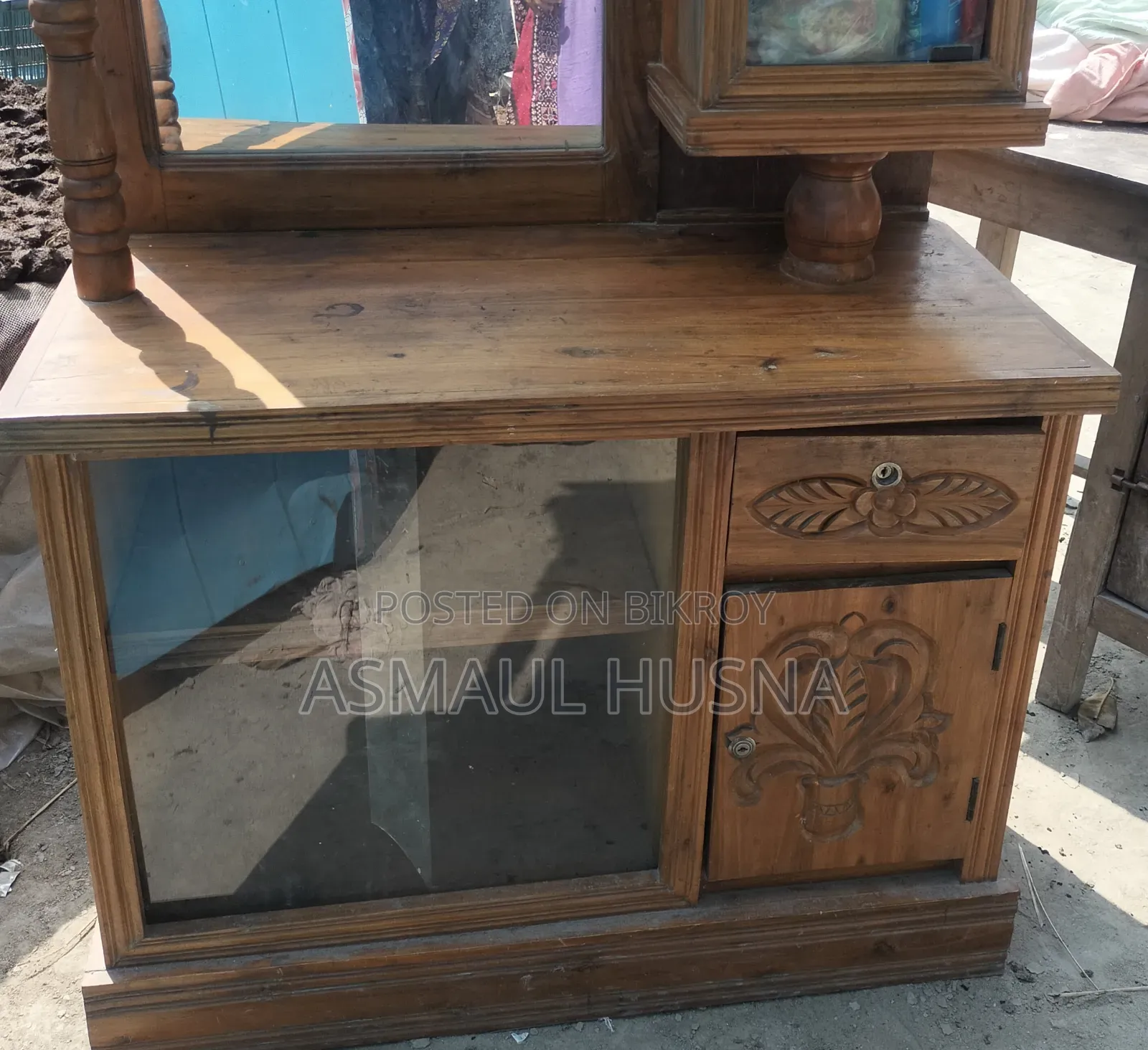 ১ টা ওয়াল সোকেস ১ টা ড্রেসিং টেবিল