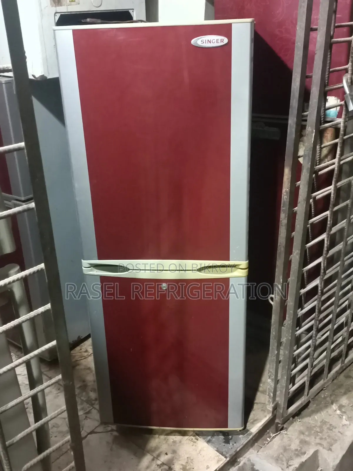 ১৪ সিএফটি রানিং সিঙ্গার ফ্রিজ বিক্রি করা হবে।