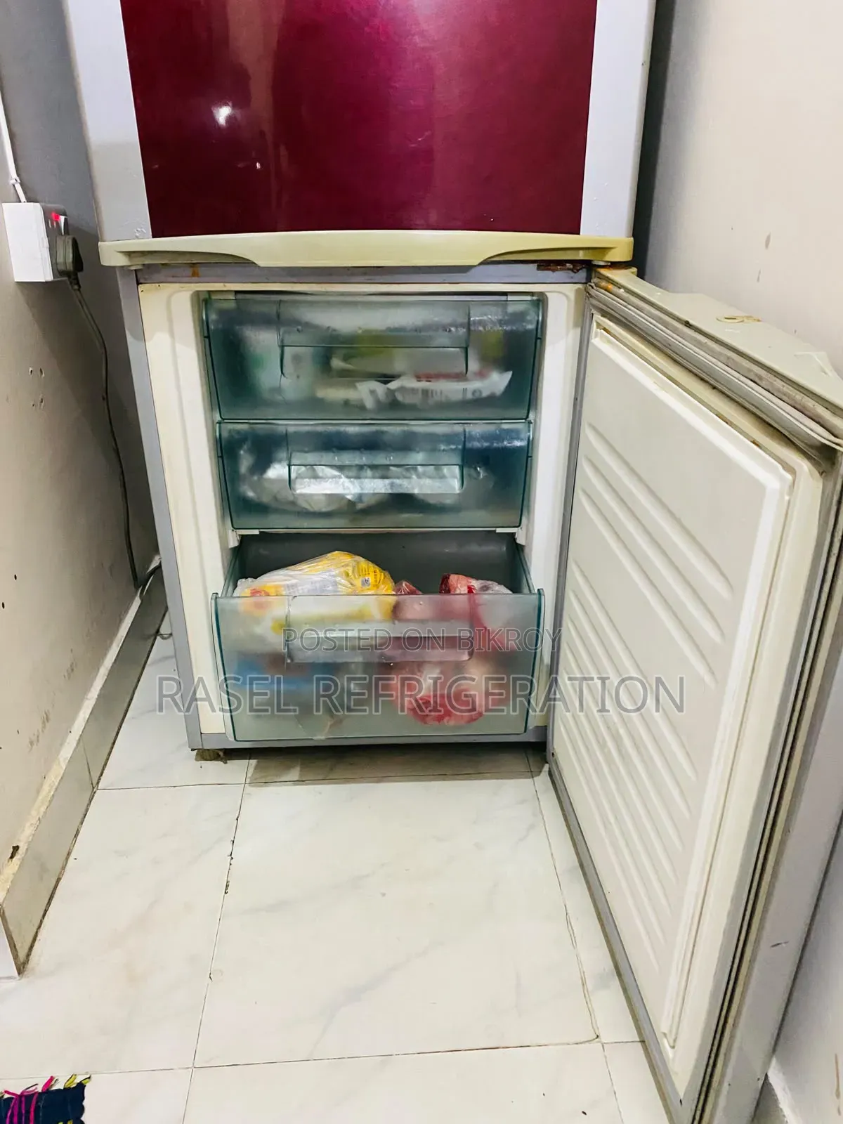 ১৪ সিএফটি রানিং সিঙ্গার ফ্রিজ বিক্রি করা হবে।