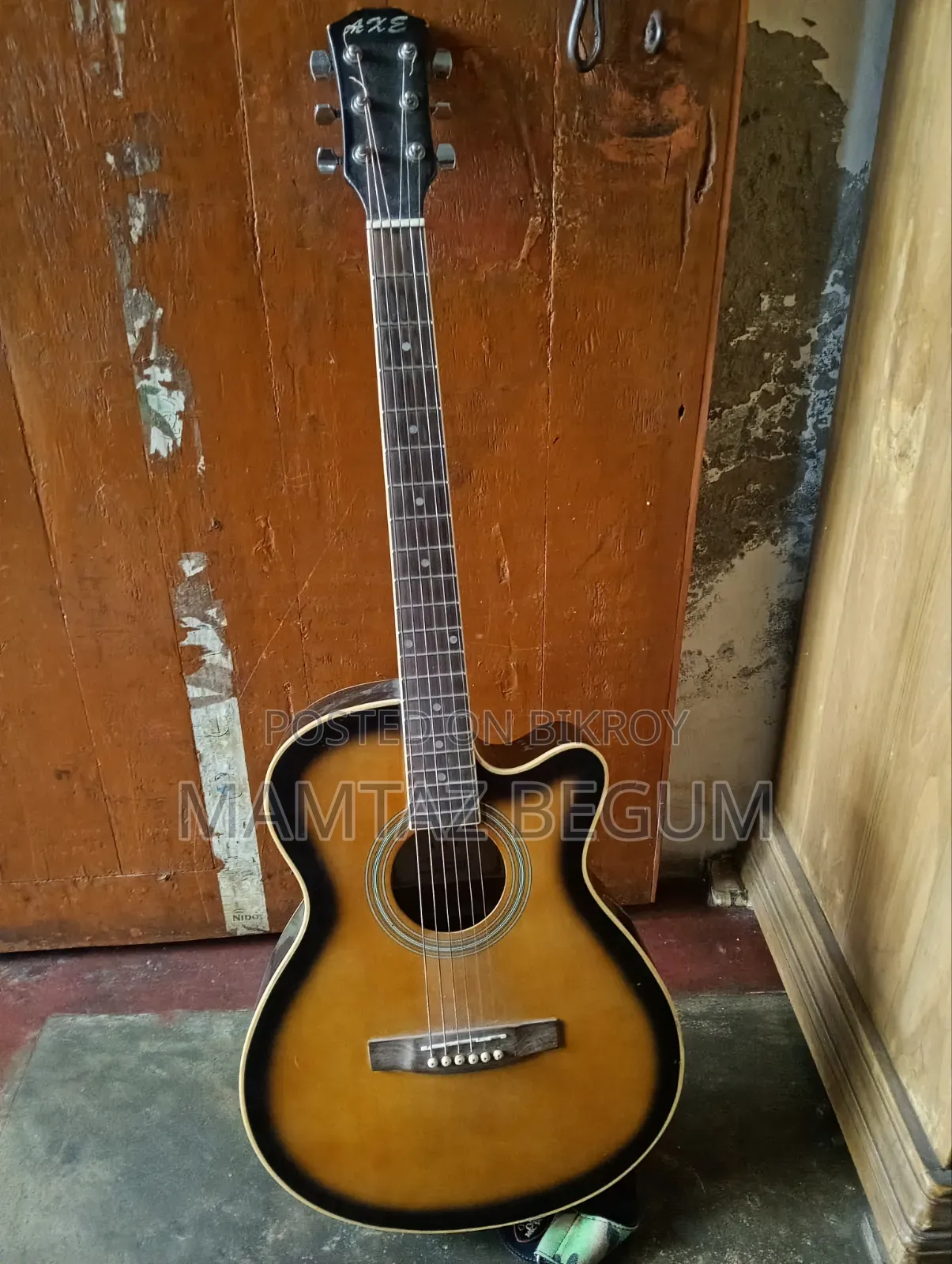 Axe 48c/Bs Guitar