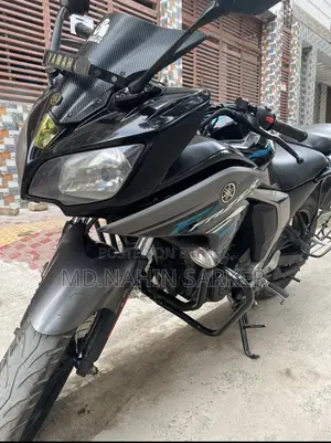 ইয়ামাহা ফাজার এফআই ভি২ ২০১৭ কালো