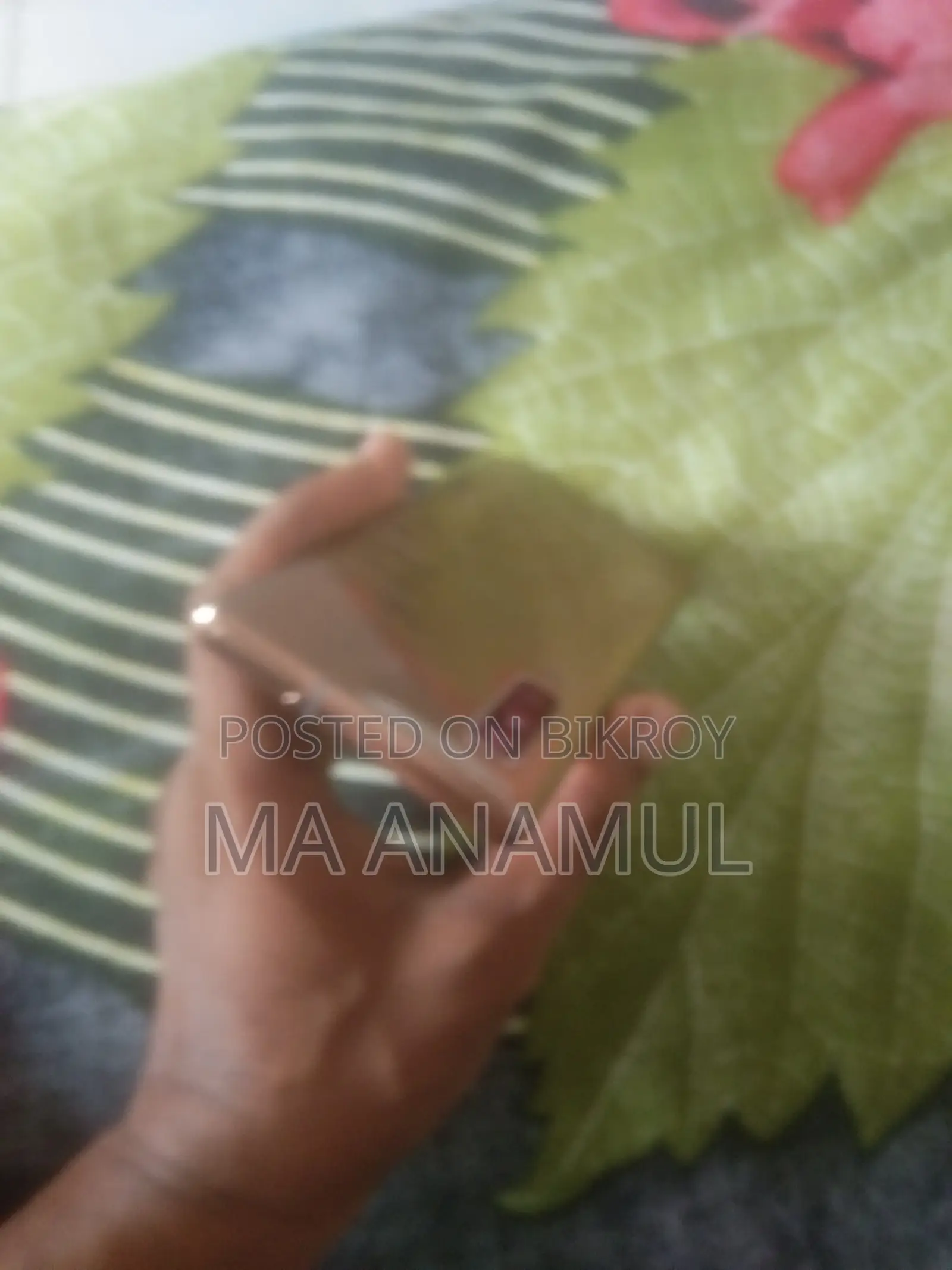 Sharp 128 GB Gold