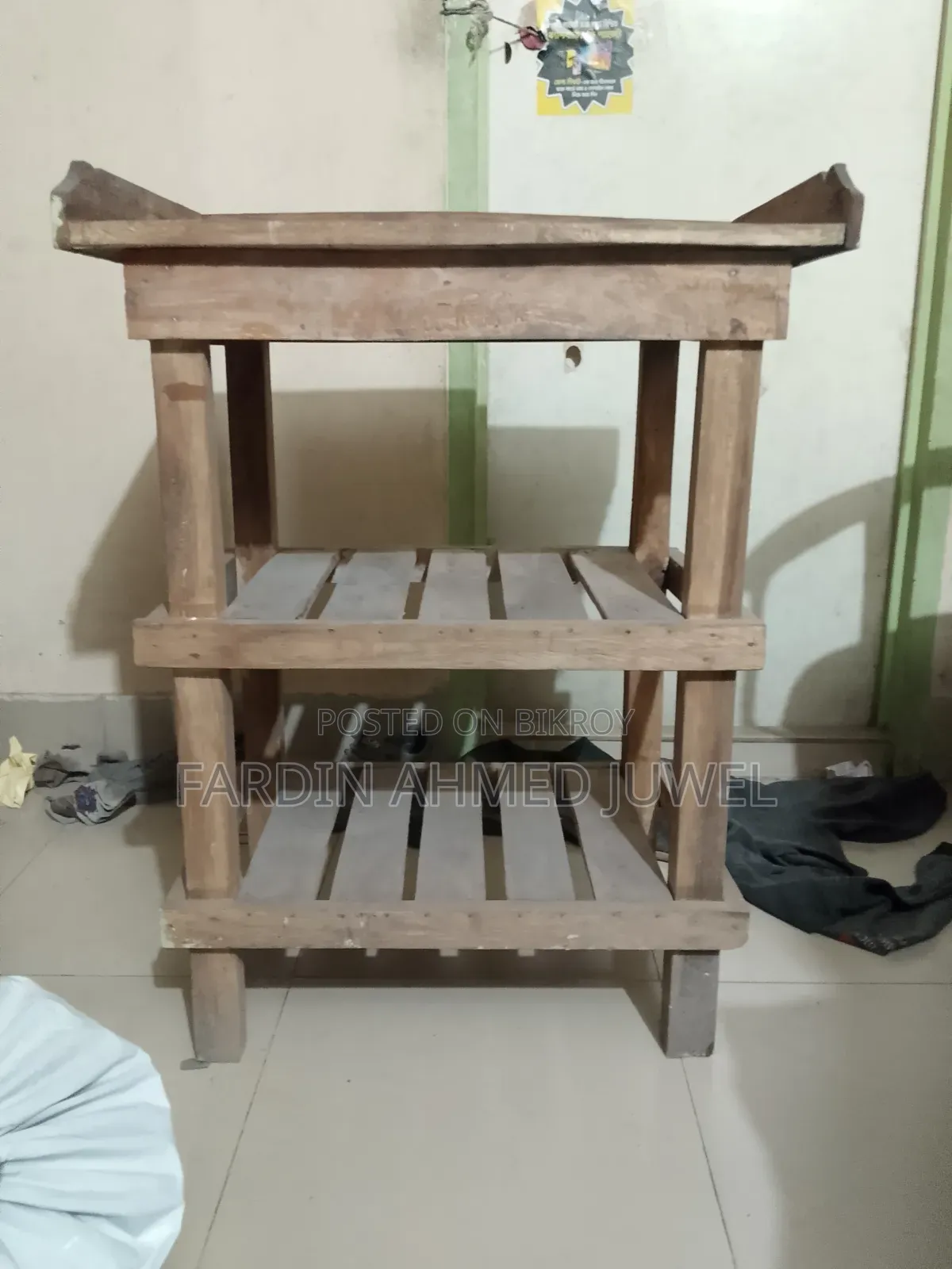কাঠের টেবিল