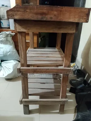 কাঠের টেবিল