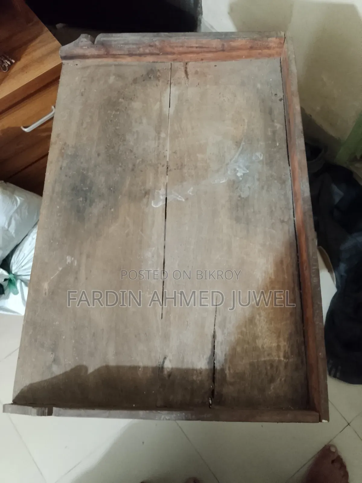 কাঠের টেবিল