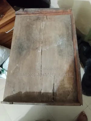 কাঠের টেবিল