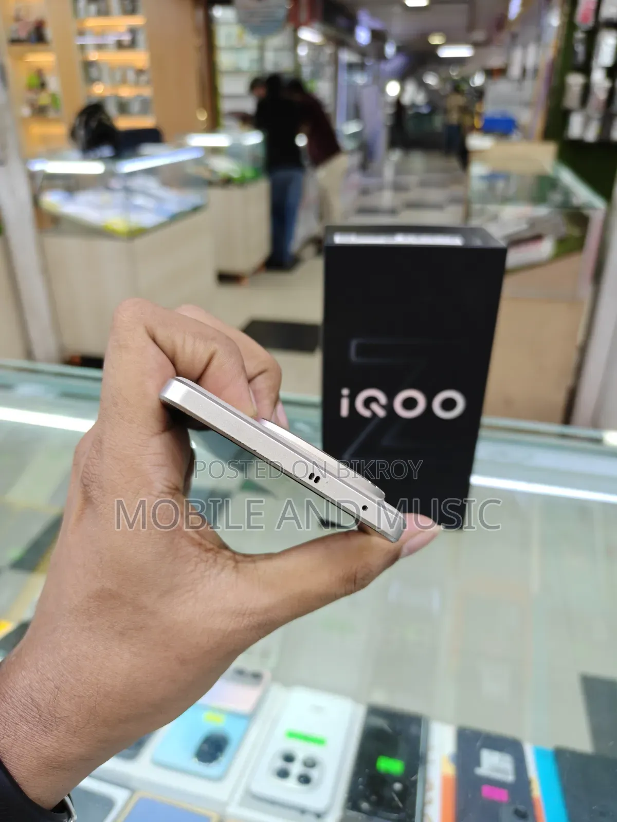 আইকিউওও ২৫৬ জিবি গোল্ড