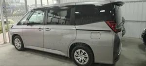 টয়োটা নোয়া ২০২৩ ব্রাউন