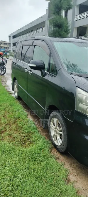 টয়োটা নোয়া ২০১২ কালো