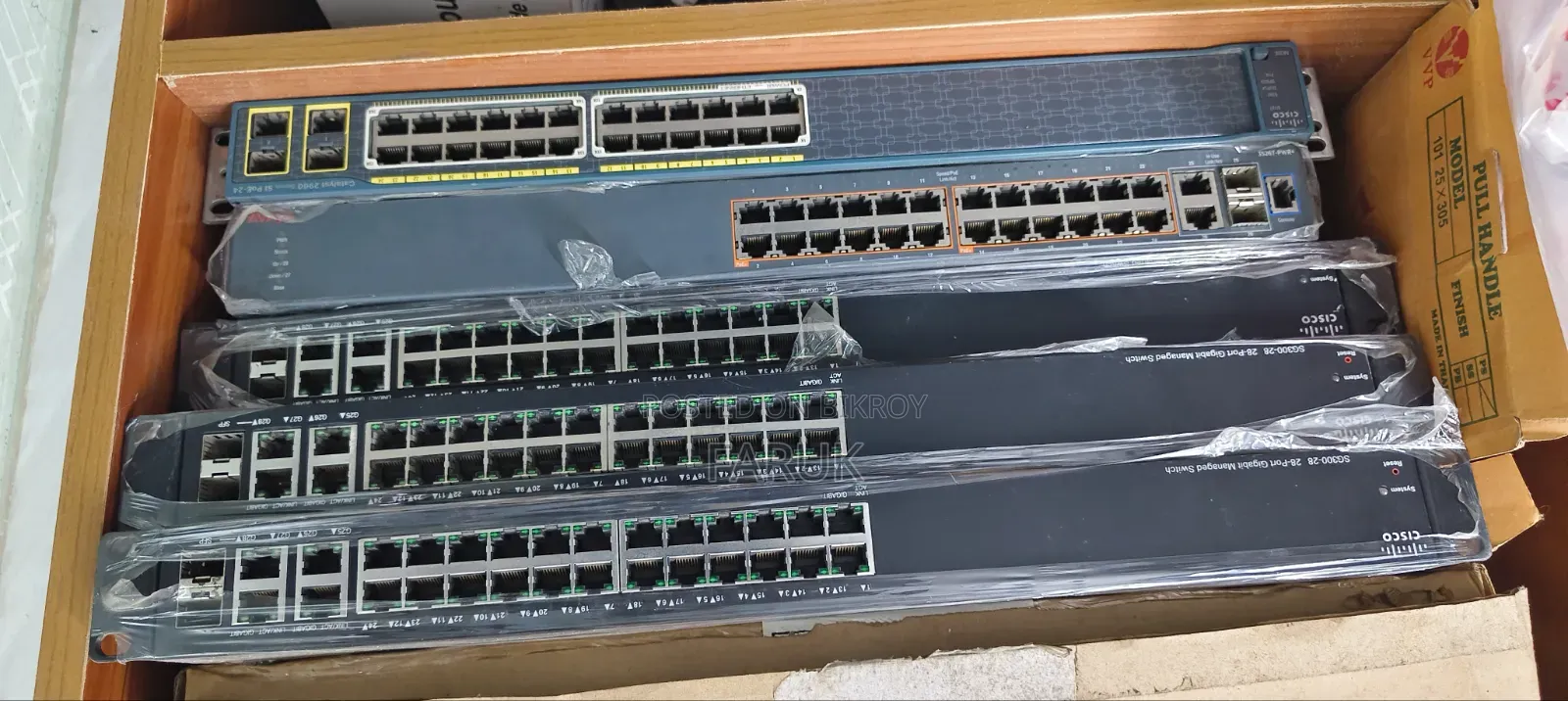 Cisco IP Phone, Cisco Switch, 70 " Screen